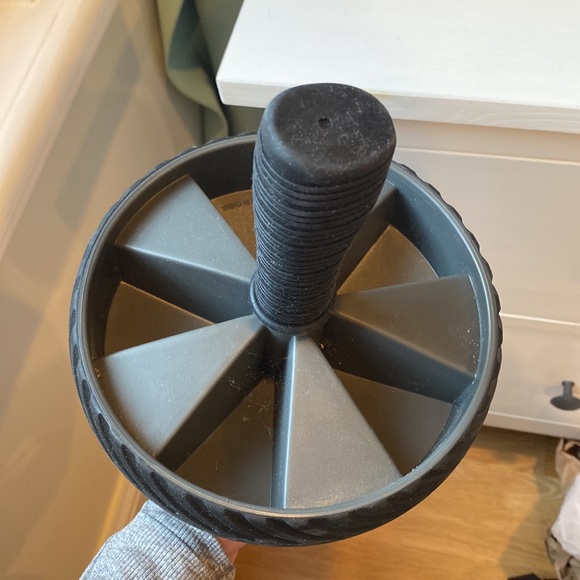All in motion brand- ab workout roller wheel- barely used just dusty - Picture 3 of 4